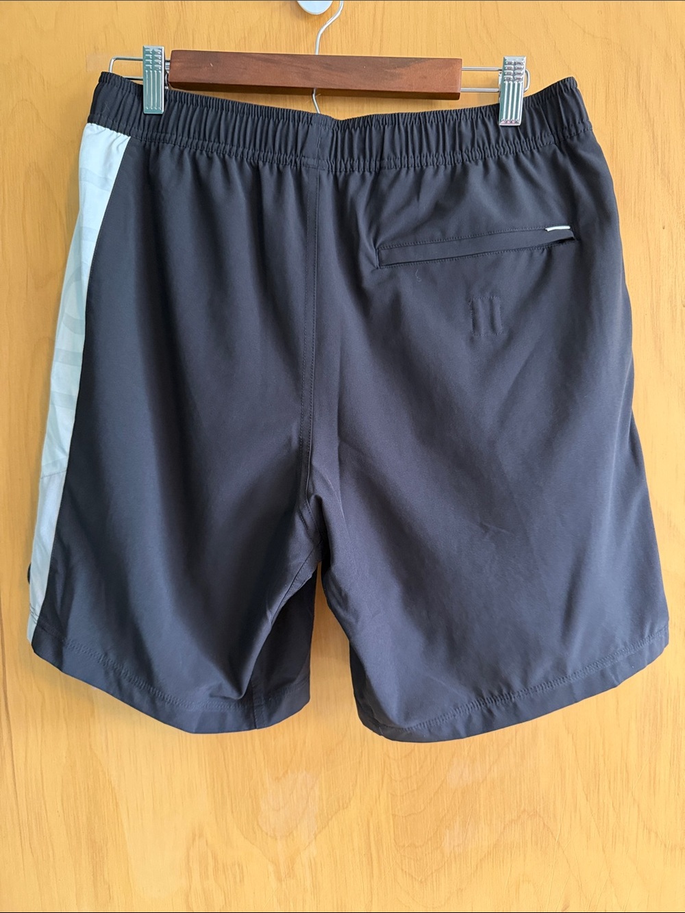 VUORI Kore Shorts Lined Men's Size M Black with White/Gray Side Stripe - Picture 2 of 11